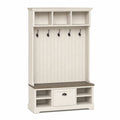 Banco de madera con ganchos y estantes blanco y marrón